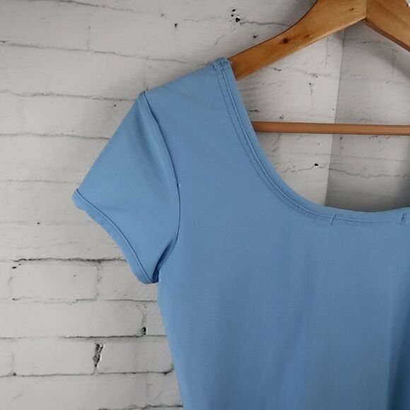 TOMMY HILFIGER LIGHT BLUE STRETCH SHORT SLEEVE WORK OUT TOP WITH BUILT IN BRA - Picture 8 of 9